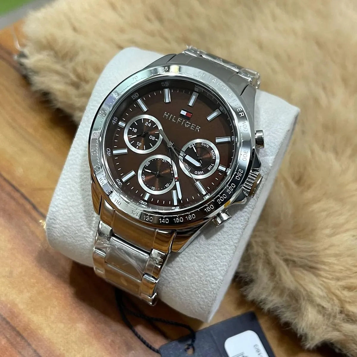 Montre Tommy Hilfiger Hudson chronographe à quartz avec cadran marron et bracelet en acier argenté 1791229