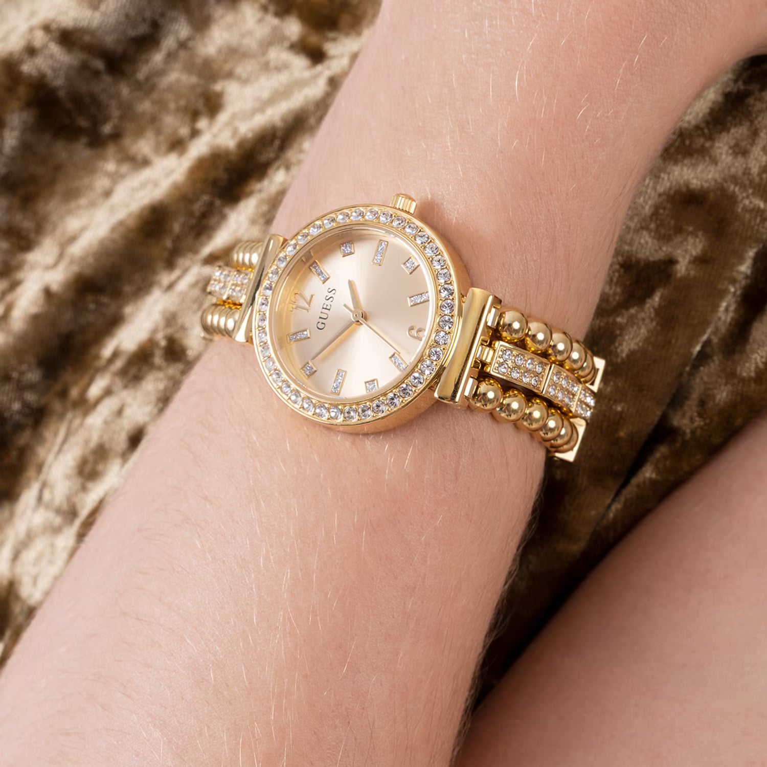 Montre Guess Gala Diamonds avec cadran doré et bracelet en acier doré GW0401L2