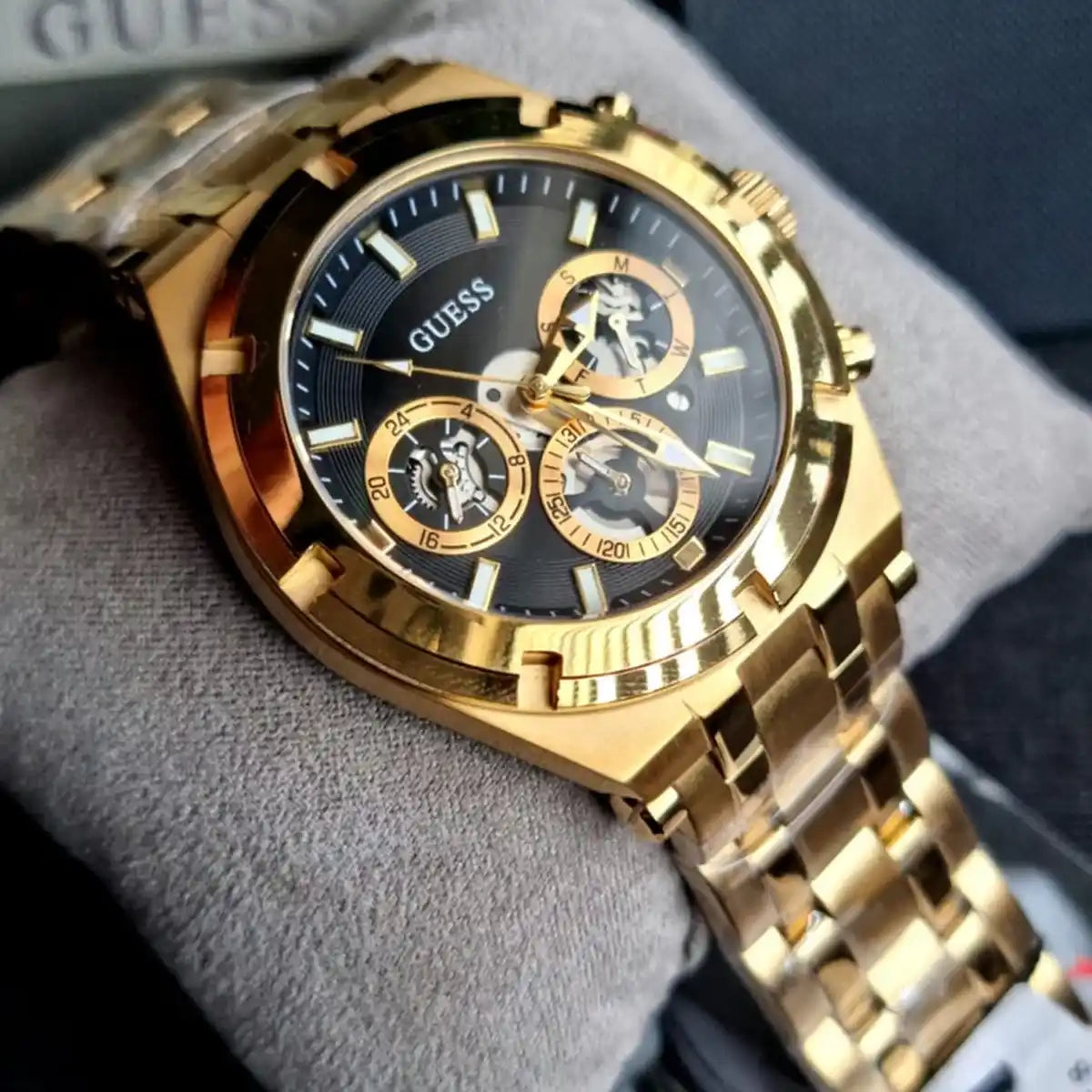 Montre Homme Guess Doré 44mm Boîtier GW0260G2 Cadran Noir Bracelet en Acier Inoxydable Doré Multifonction Guess