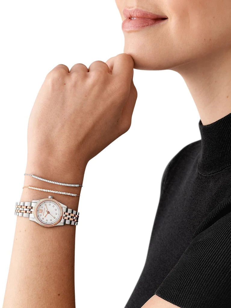 Montre Michael Kors Lexington à trois aiguilles avec cadran blanc et bracelet en acier bicolore 4817