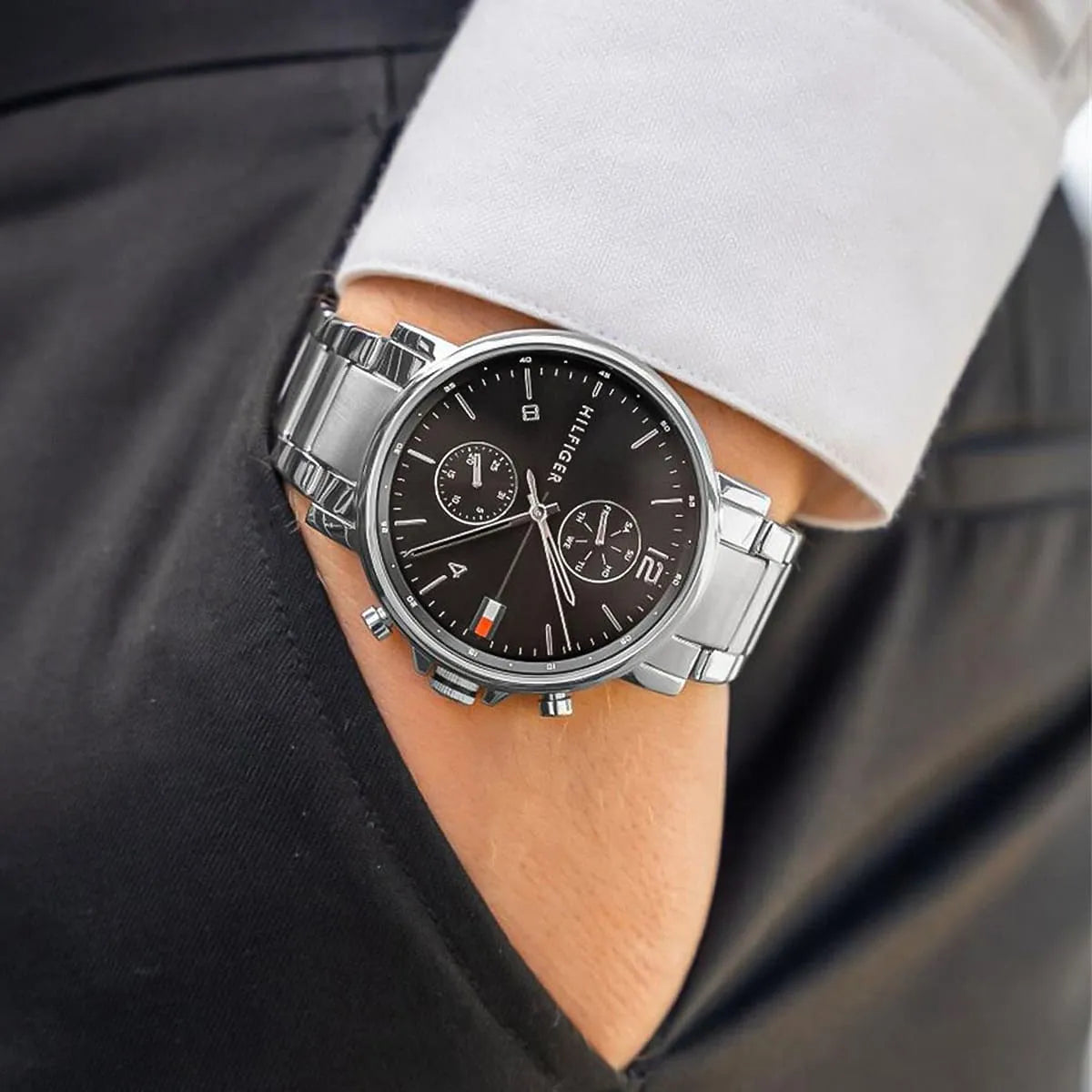 Montre Tommy Hilfiger Daniel avec cadran noir et bracelet en acier argenté 1710413