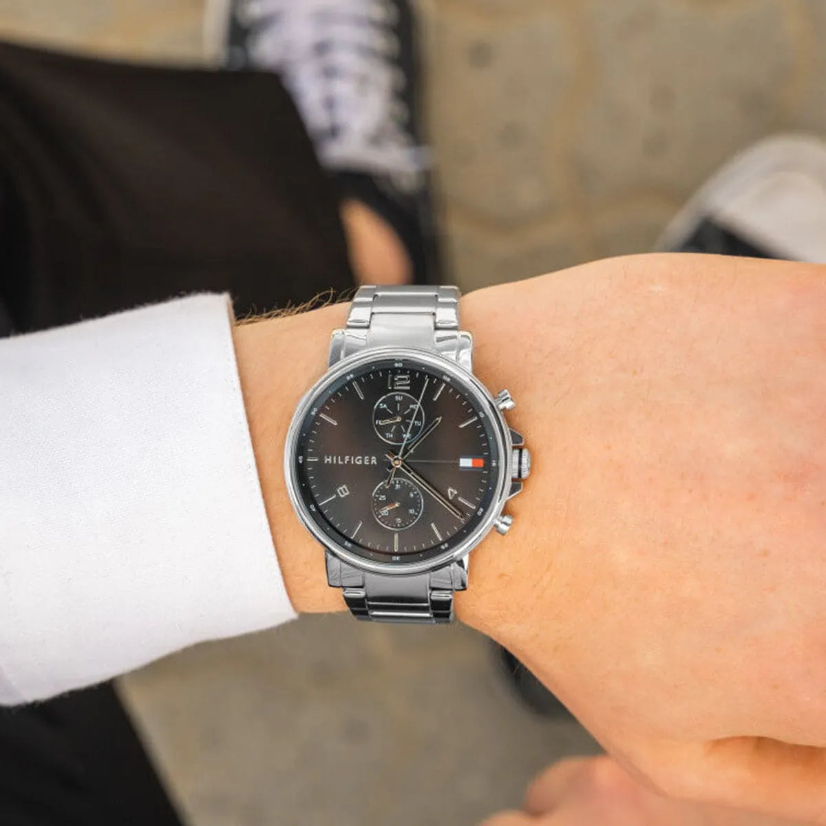 Montre Tommy Hilfiger Daniel avec cadran noir et bracelet en acier argenté 1710413