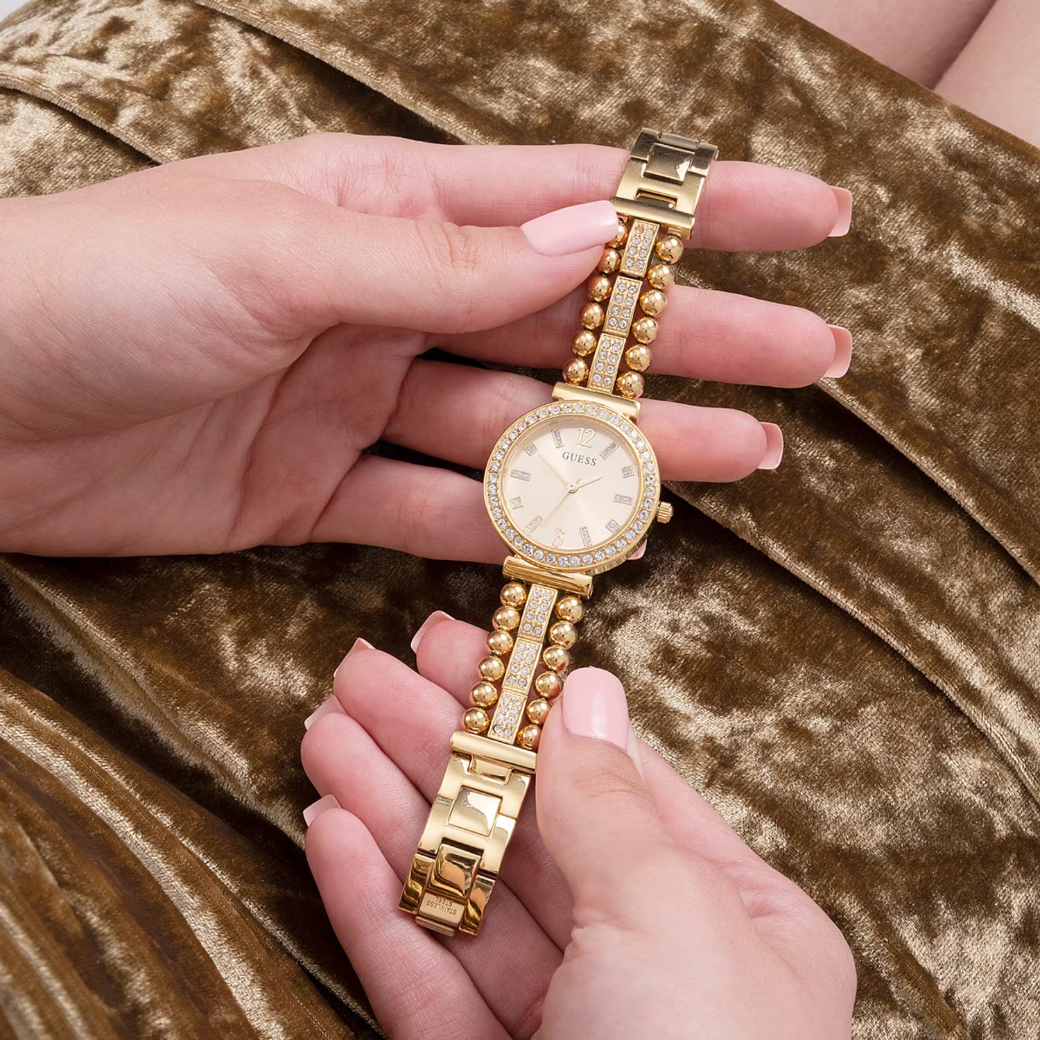Montre Guess Gala Diamonds avec cadran doré et bracelet en acier doré GW0401L2